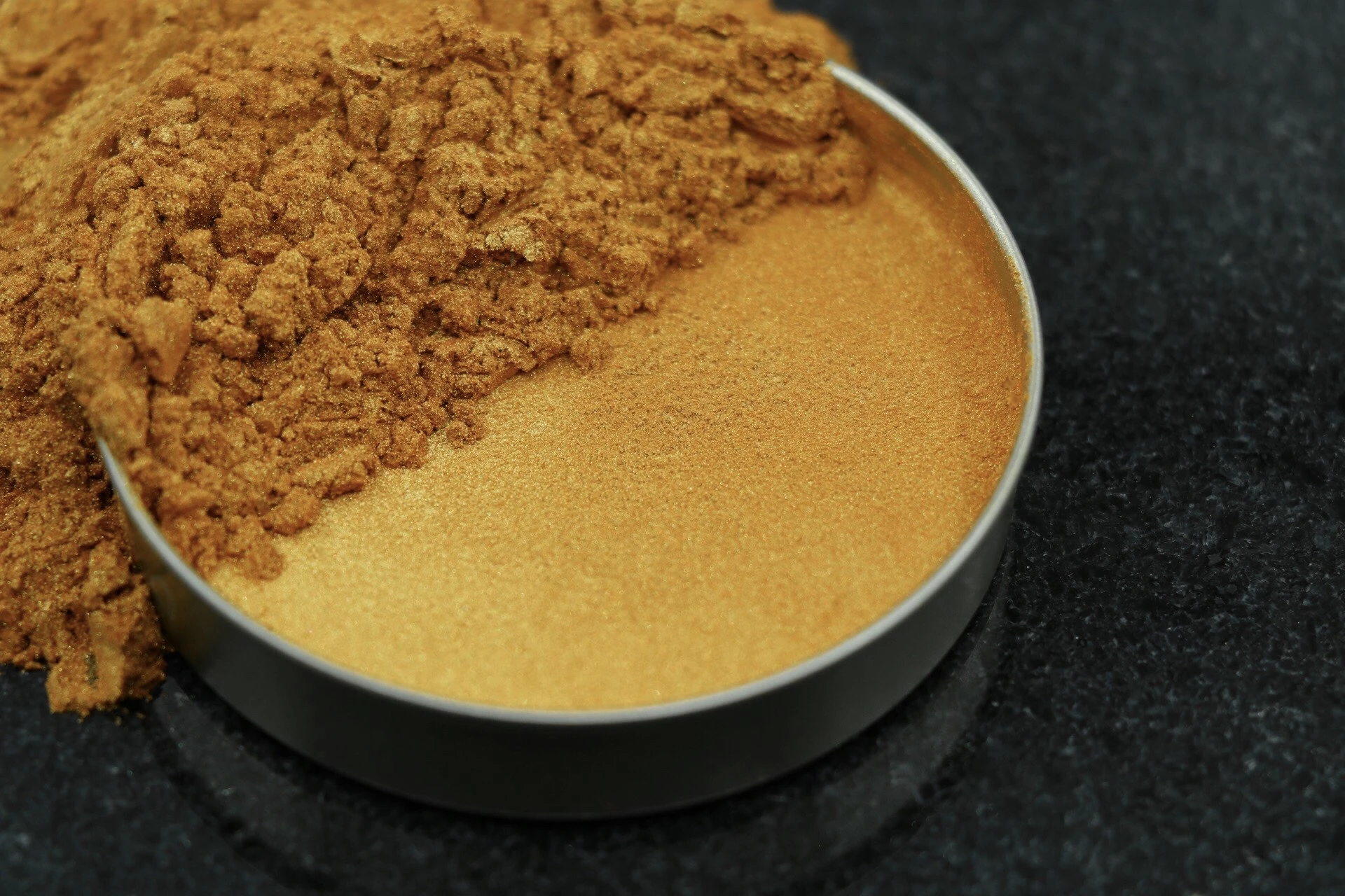 پیگمنت های سفید صدفی