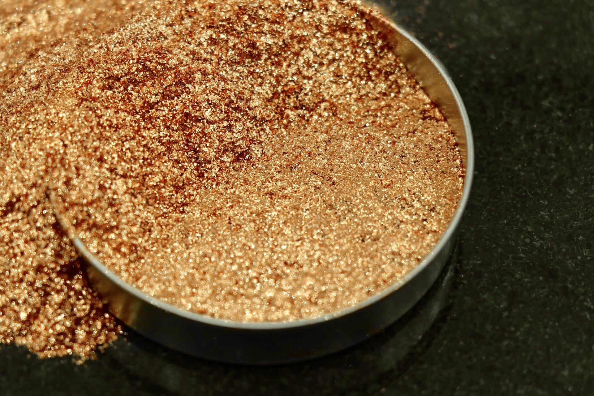 پیگمنت های سفید صدفی